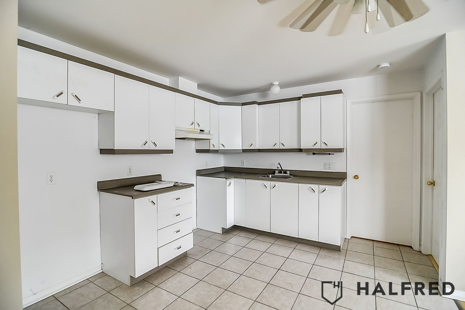 Halfred | Apartment rentals logement: 3 bedrooms for rent, 146 Boulevard Du Plateau, Gatineau