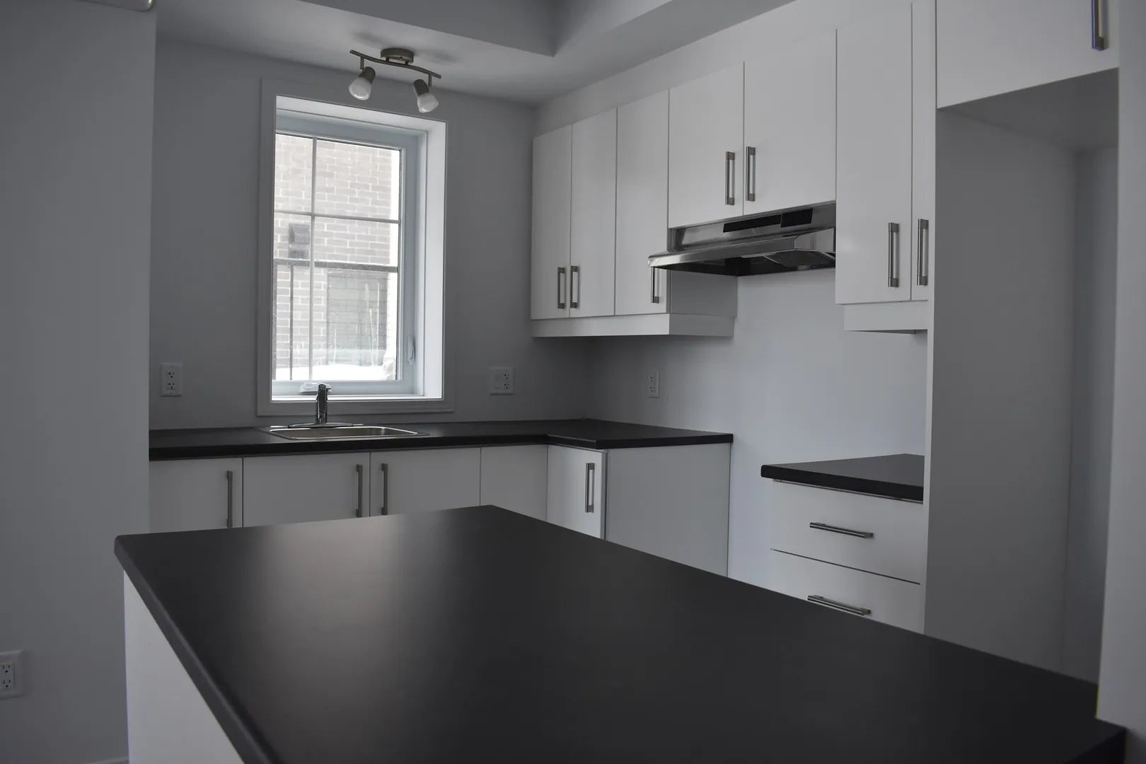 Halfred | Apartment rentals real estate: Spacious unité with 1 bedrooms for rent in Gatineau